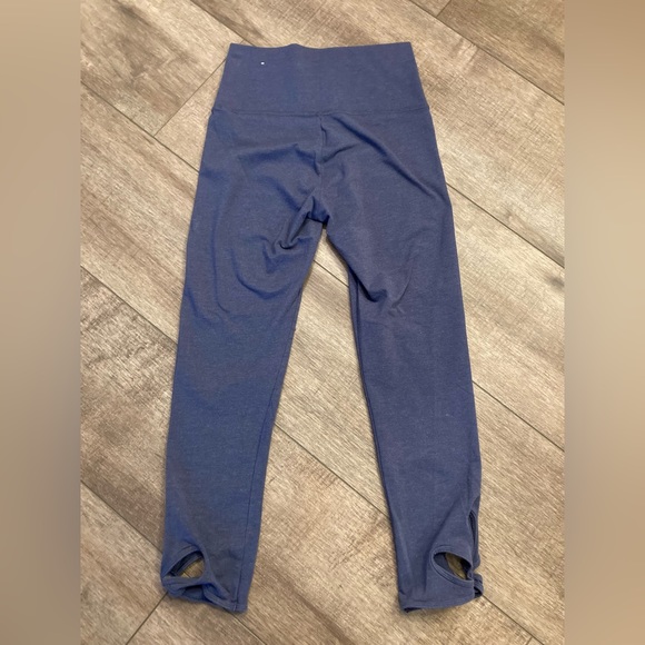 Aerie women’s medium leggings with floral cutout detail on bottoms - Picture 4 of 5